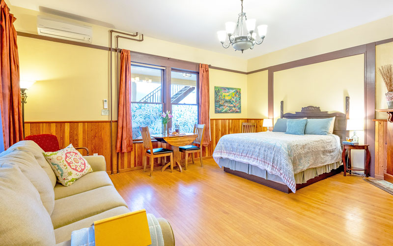 Beautiufl-Verandah-Suite-at-Victoria-Falls-House-Nelson-BC The beautiful Verandah Suite offers a comfortable and stylish retreat at Victoria Falls House, Nelson BC.