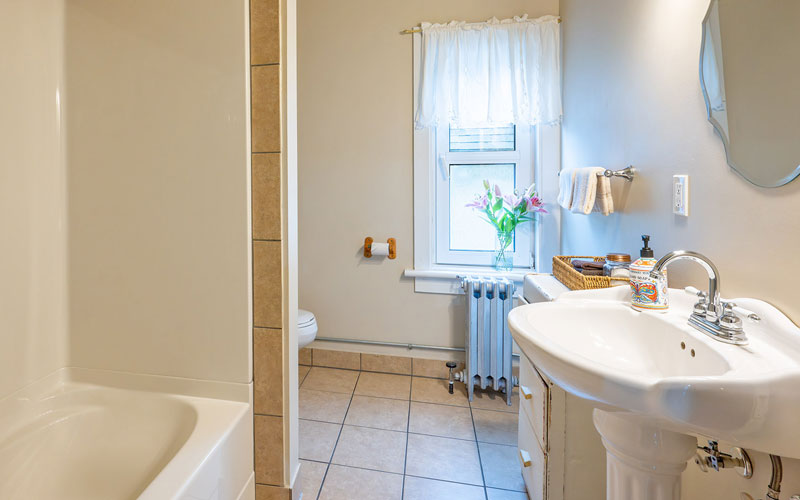 Falls-Suite-Bathroom-at-Victoria-Falls-House-Nelson-BC Clean and bright bathroom with updated fixtures in the Falls Suite at Victoria Falls House, Nelson BC.