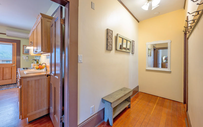 Victoria-Suite-Entry-at-Victoria-Falls-House-Nelson-BC Entryway of the Victoria Suite at Victoria Falls House, Nelson BC.